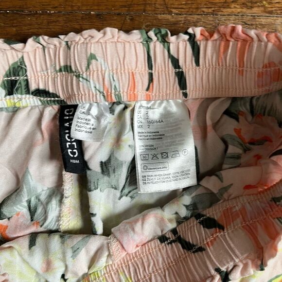 H&M Divided Floral Shorts Size 2 - Picture 2 of 2
